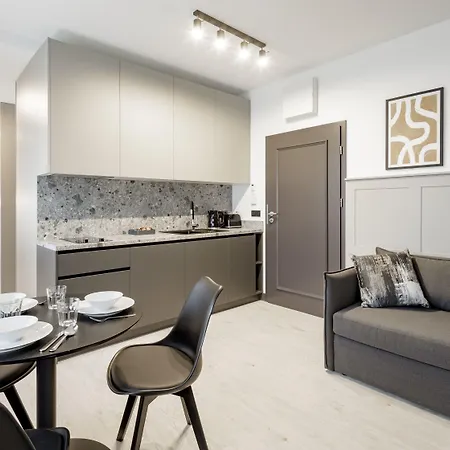 L11, Limanowskiego Lejlighedshotel Poznań