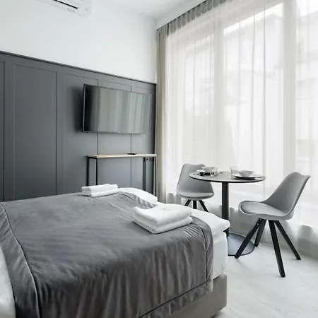 L11, Limanowskiego 4* بوزنان
