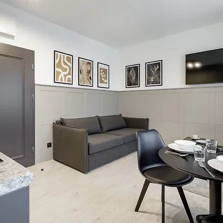 L11, Limanowskiego 4* بوزنان