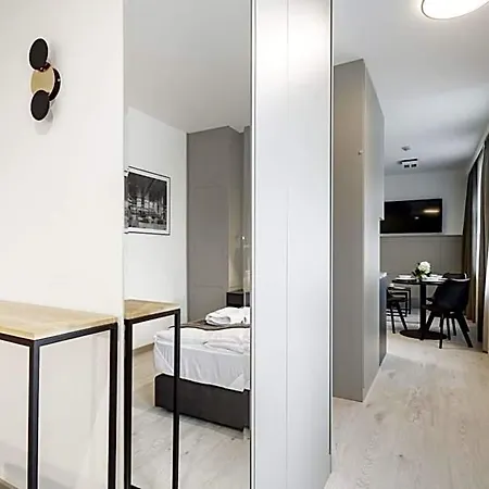 L11, Limanowskiego 4* بوزنان